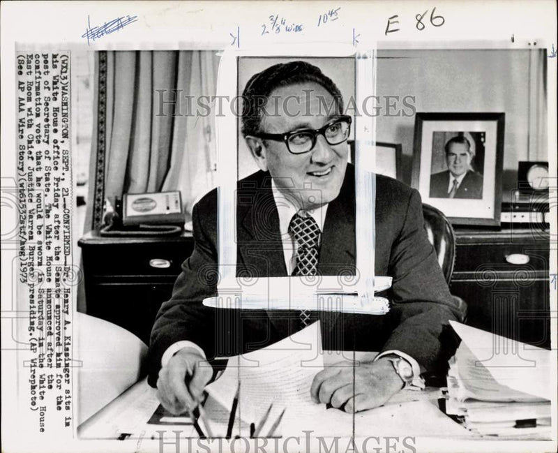 Load image into Gallery viewer, 1973 Press Photo State Secretary Henry Kissinger in his office in Washington DC
