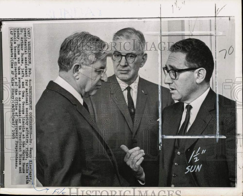 Load image into Gallery viewer, 1969 Press Photo Arthur Burns, George Lincoln &amp; Henry Kissinger at White House

