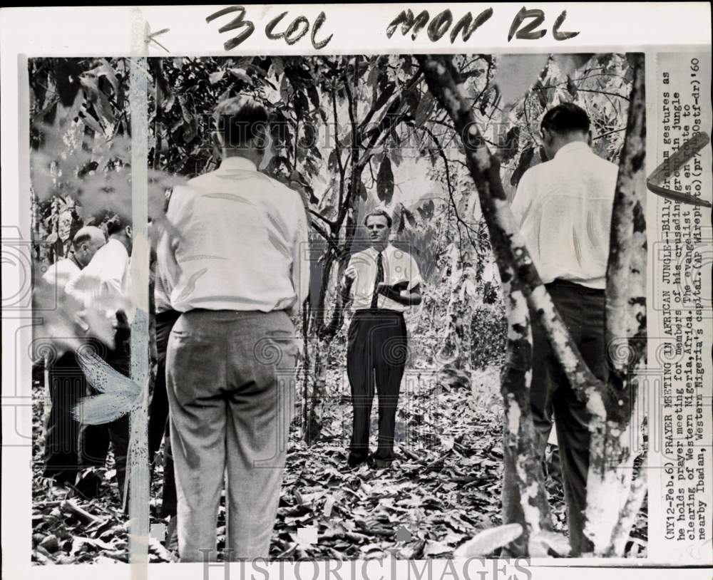 1960 Press Photo Evangelist Billy Graham holds prayer meeting in Nigerian jungle