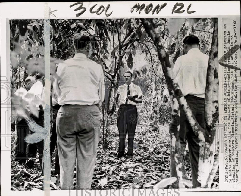 Load image into Gallery viewer, 1960 Press Photo Evangelist Billy Graham holds prayer meeting in Nigerian jungle
