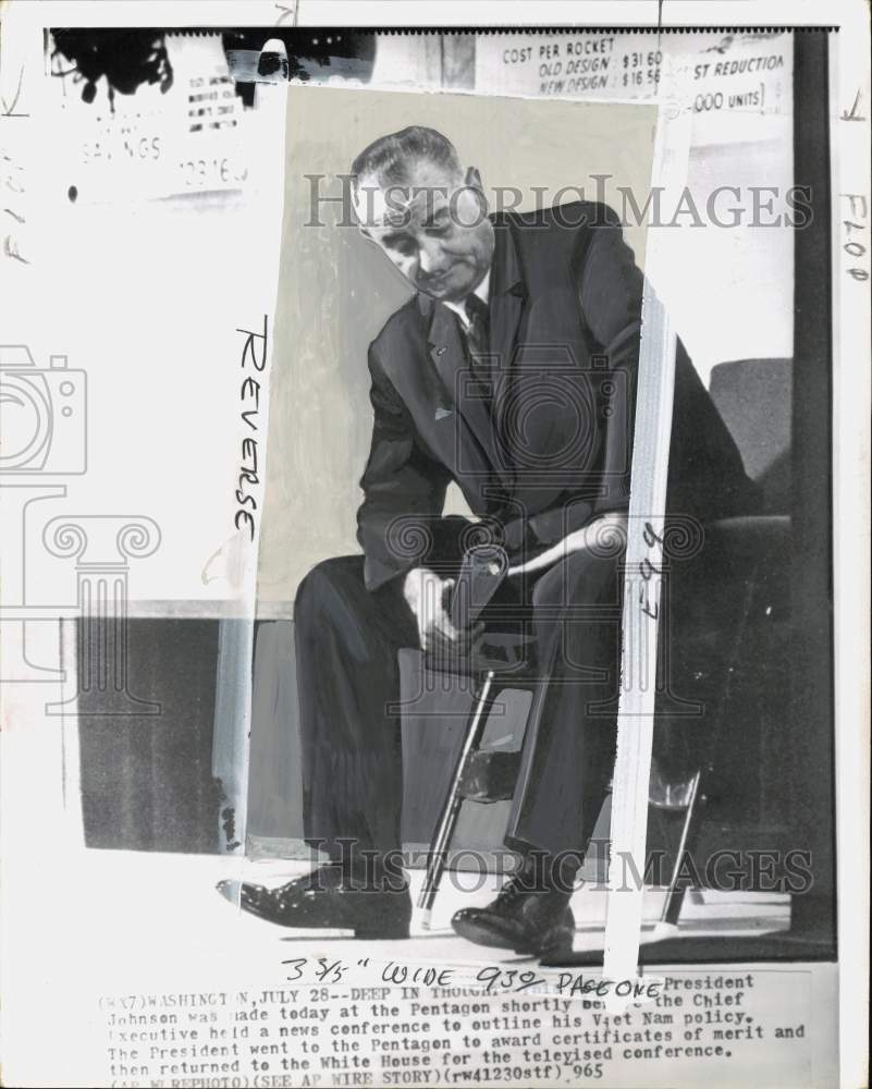 1965 Press Photo President Lyndon Johnson at awards ceremony at the Pentagon, DC