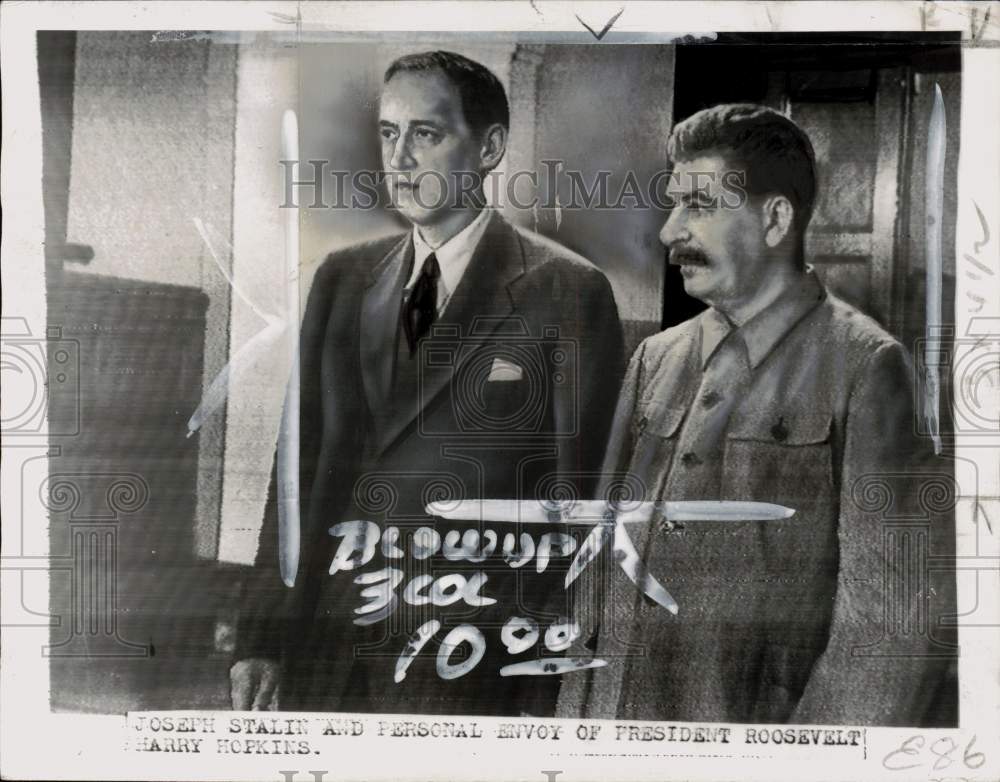 1941 Press Photo Harry Hopkins with Josef Stalin during his visit in Russia- Historic Images