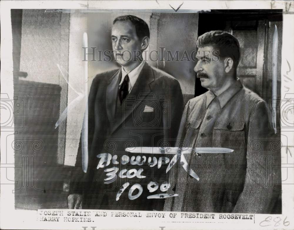 1941 Press Photo Harry Hopkins with Josef Stalin during his visit in Russia- Historic Images