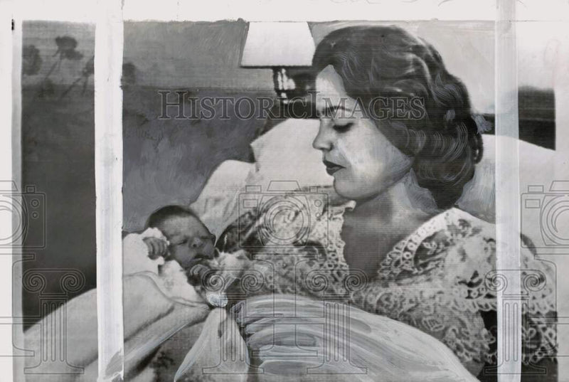 Load image into Gallery viewer, 1956 Press Photo Princess Ira Hohenlohe with son at Mont Choisi Clinic, Lausanne
