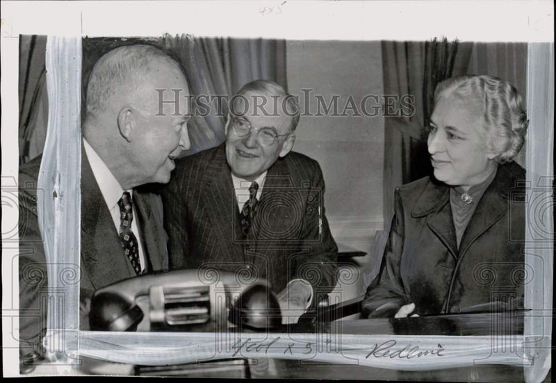 Load image into Gallery viewer, Press Photo Dwight Eisenhower, John Dulles &amp; Vijaya Pandit confer at White House
