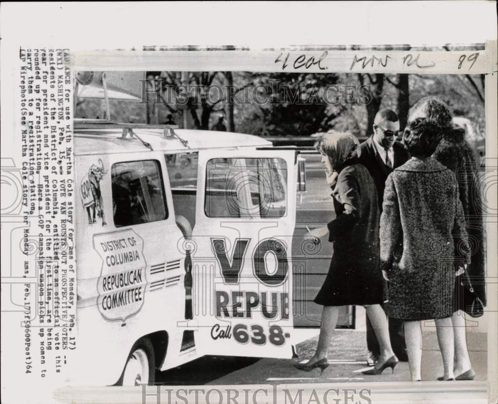 1964 Press Photo A GOP campaign wagon picks up prospective voters in Columbia- Historic Images