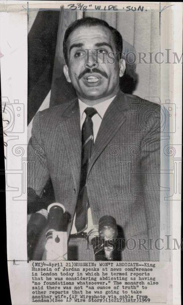 1969 Press Photo King Hussein of Jordan speaks at news conference in London- Historic Images