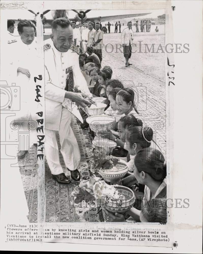 1962 Press Photo Ladies offer flowers to King Savang Vatthana in Vientiane