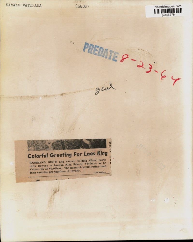1962 Press Photo Ladies offer flowers to King Savang Vatthana in Vientiane