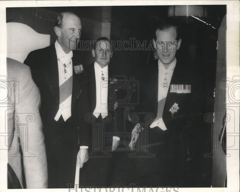 Load image into Gallery viewer, 1955 Press Photo Dukes of Edinburgh &amp; Beaufort at Olympic Association Banquet
