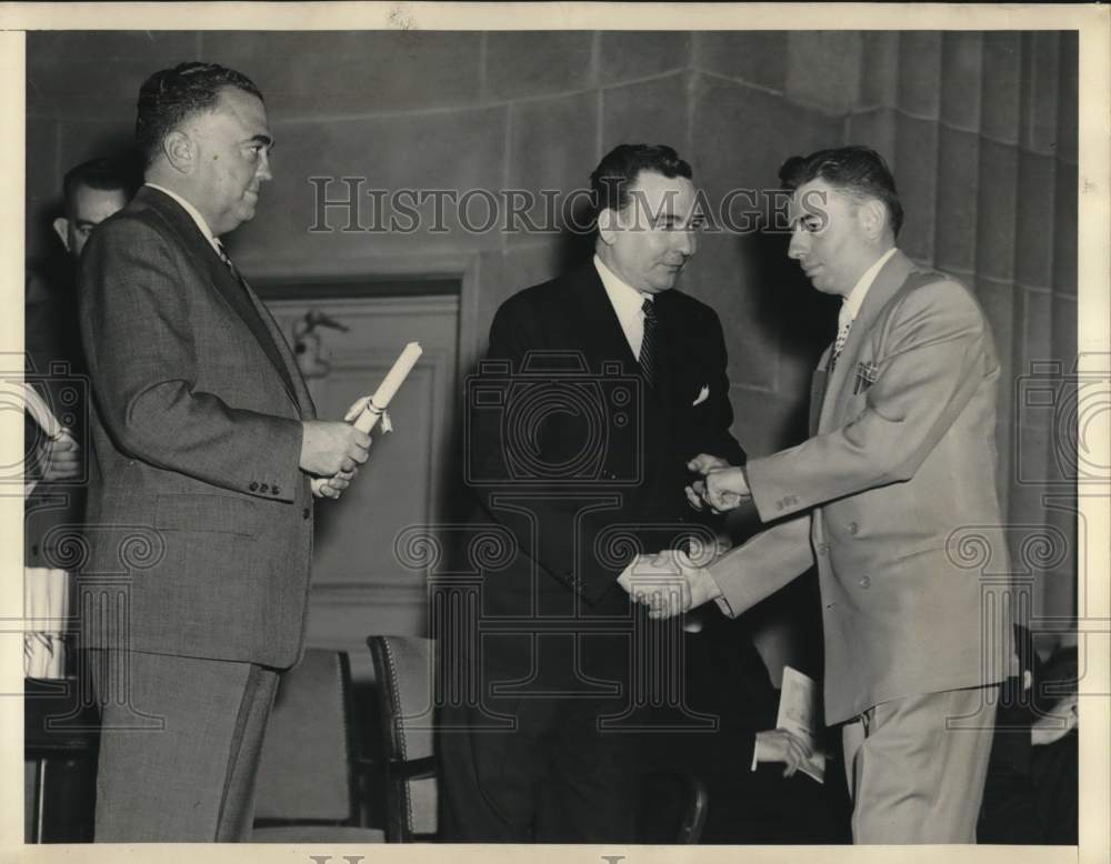 1949 Press Photo FBI leader J. Edgar Hoover hands out diplomas, FBI Academy, D.C