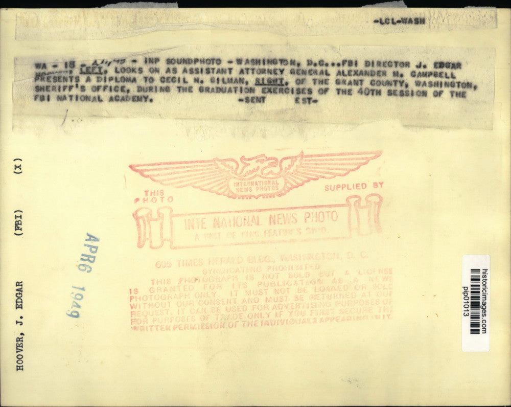 1949 Press Photo FBI leader J. Edgar Hoover hands out diplomas, FBI Academy, D.C