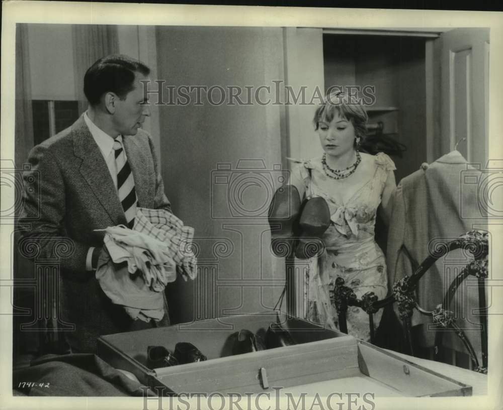 1959 Press Photo Actress Shirley MacLane packing a suitcase with an actor- Historic Images