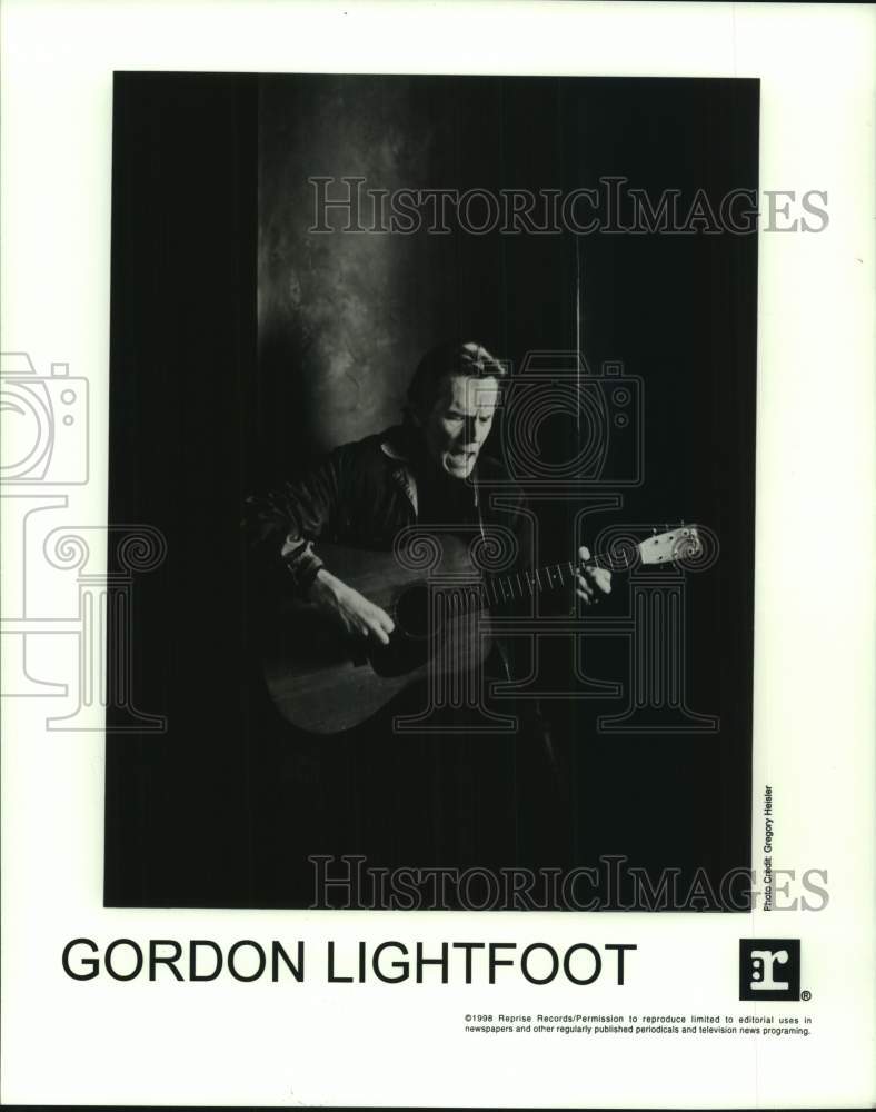 Load image into Gallery viewer, 1998 Press Photo Gordon Lightfoot, Guitar Player - pip03347
