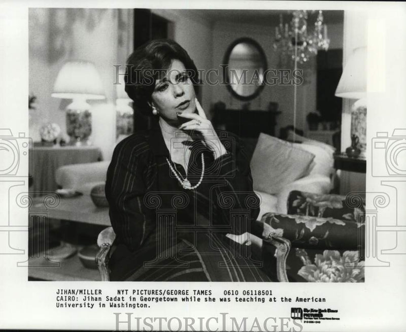 Load image into Gallery viewer, 1985 Press Photo Jihan Sadat in Georgetown - pip05510
