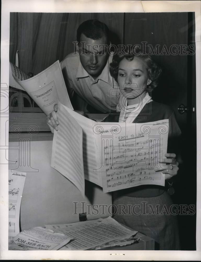 1949 Press Photo Diana Lynn and husband, John Lindsay, at their home.- Historic Images