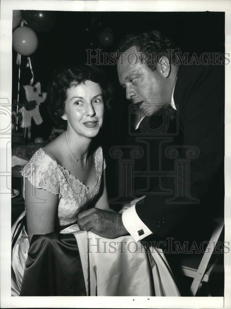 1956 Press Photo Van Heflin and Betsy Blair and supper party for &quot;Trapeze.&quot;- Historic Images