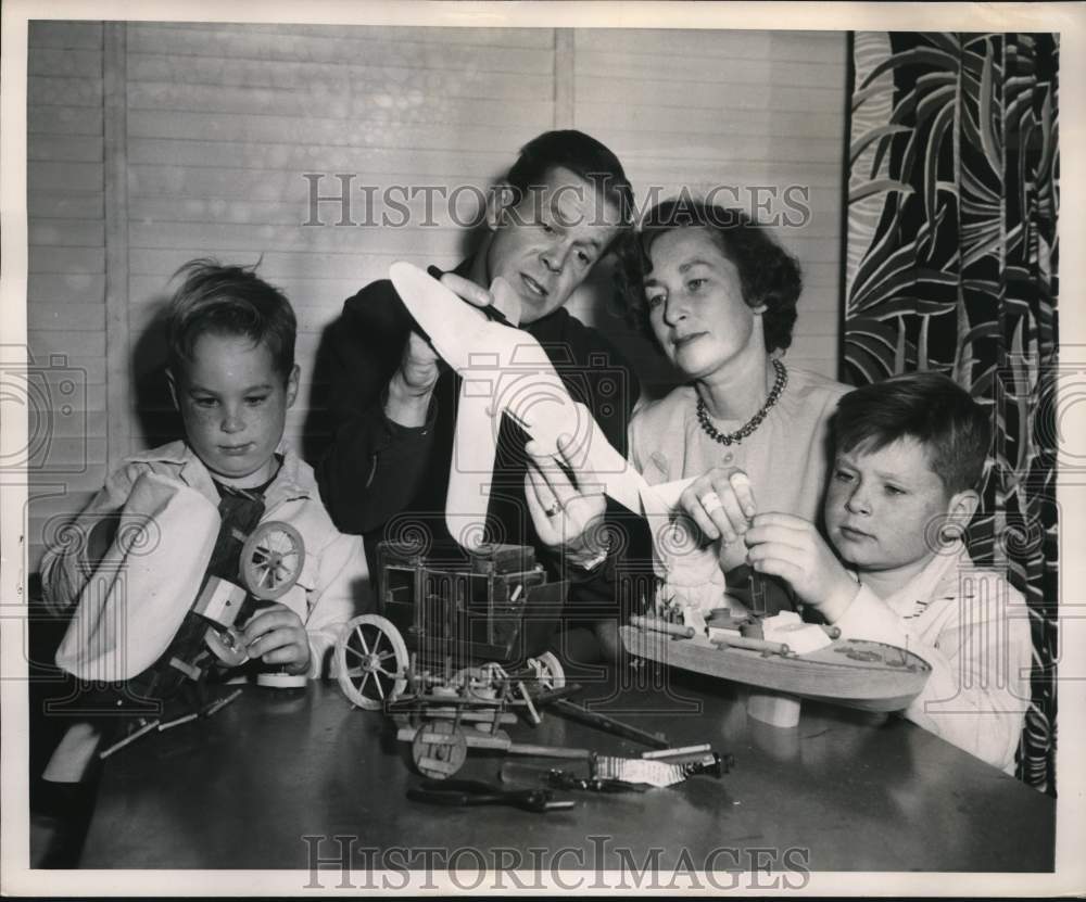 1948 Press Photo Dan Durea with his wife and children in their Hollywood home.- Historic Images