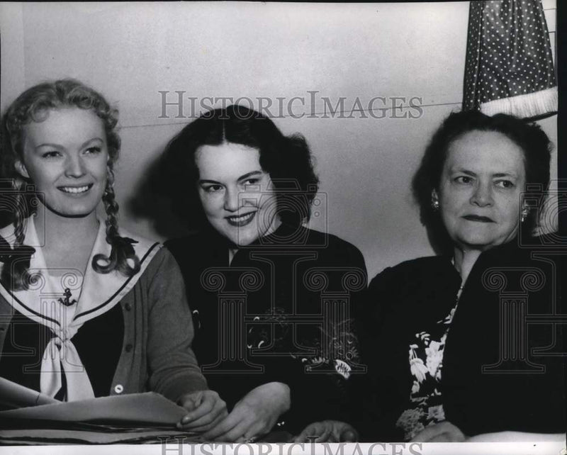 Load image into Gallery viewer, 1948 Press Photo June Haver with mother Marie Haver &amp; grandmother Alice Hansen.
