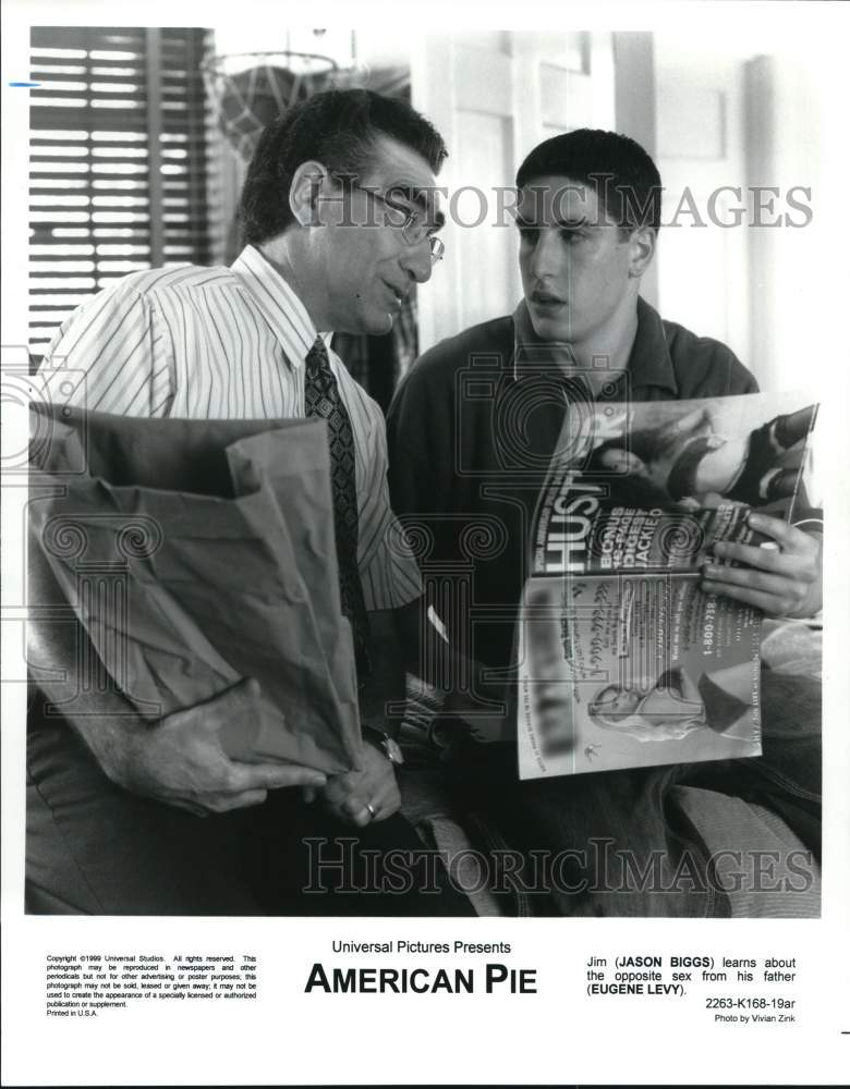1999 Press Photo Jason Biggs and Eugene Levy star in "American Pie." - pip21754