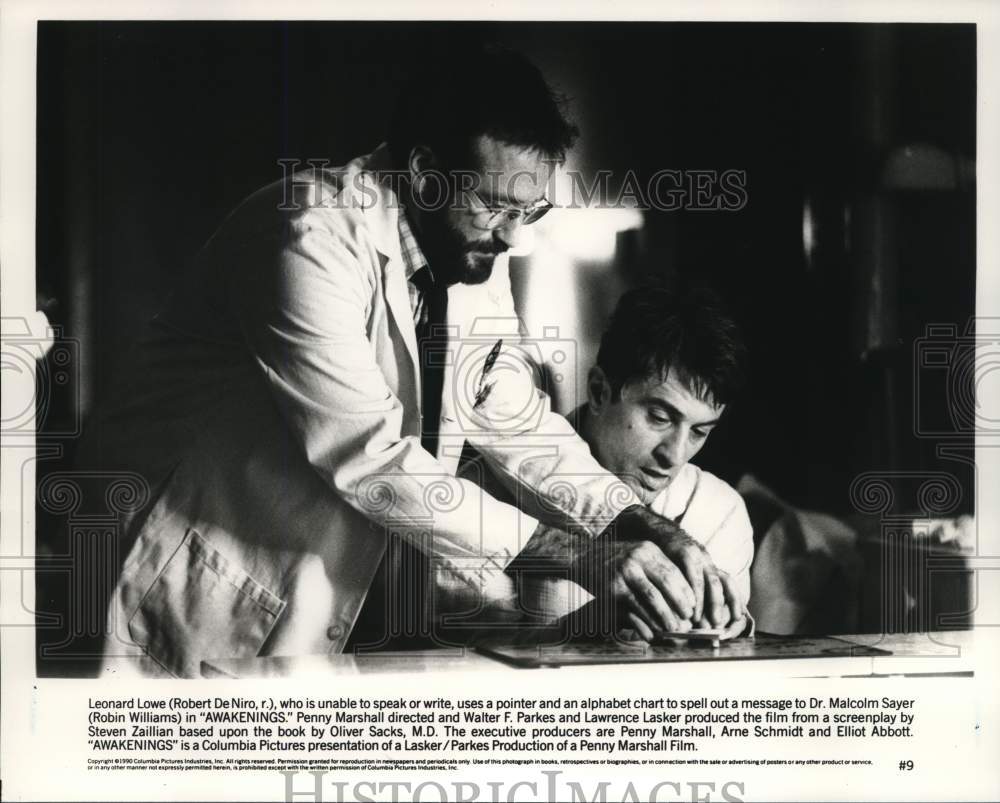 1990 Press Photo Robin Williams and Robert De Niro in a scene from &quot;Awakenings.&quot;- Historic Images