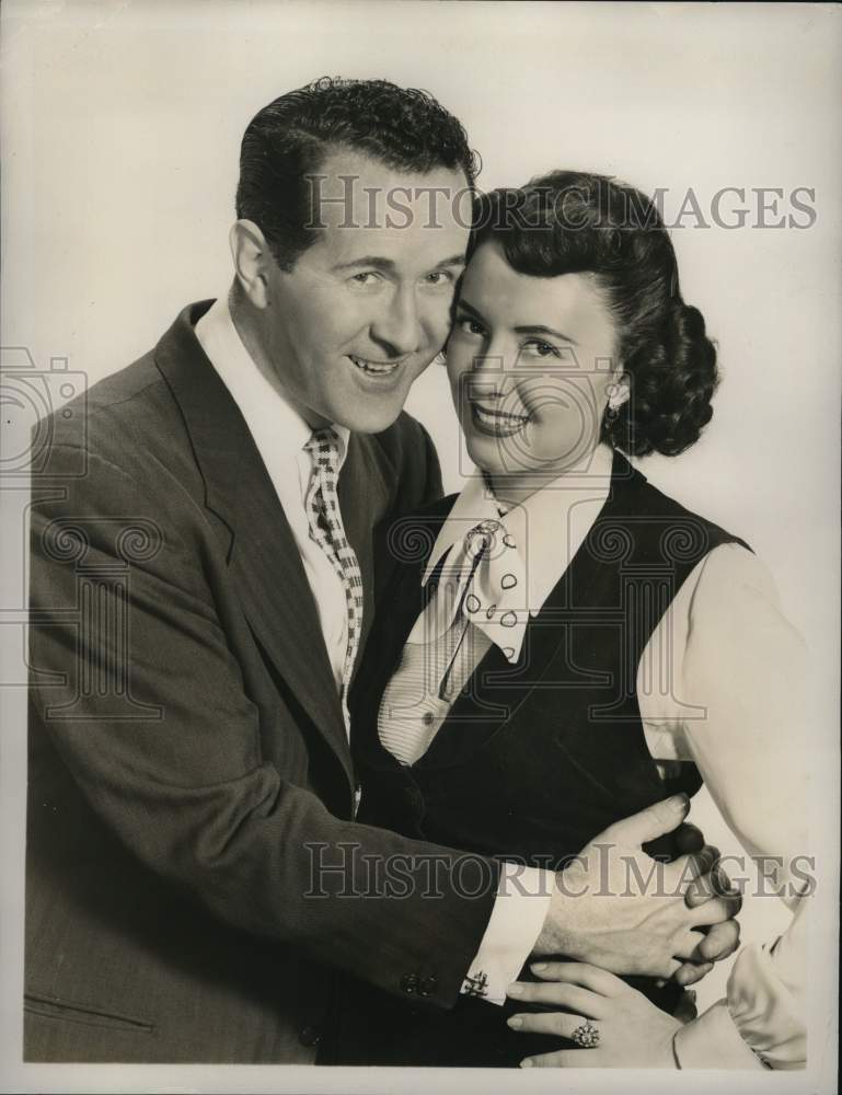 Load image into Gallery viewer, Press Photo Bob Russell &amp; Arlene James, Stars of "It's in the Bag" NBC Show
