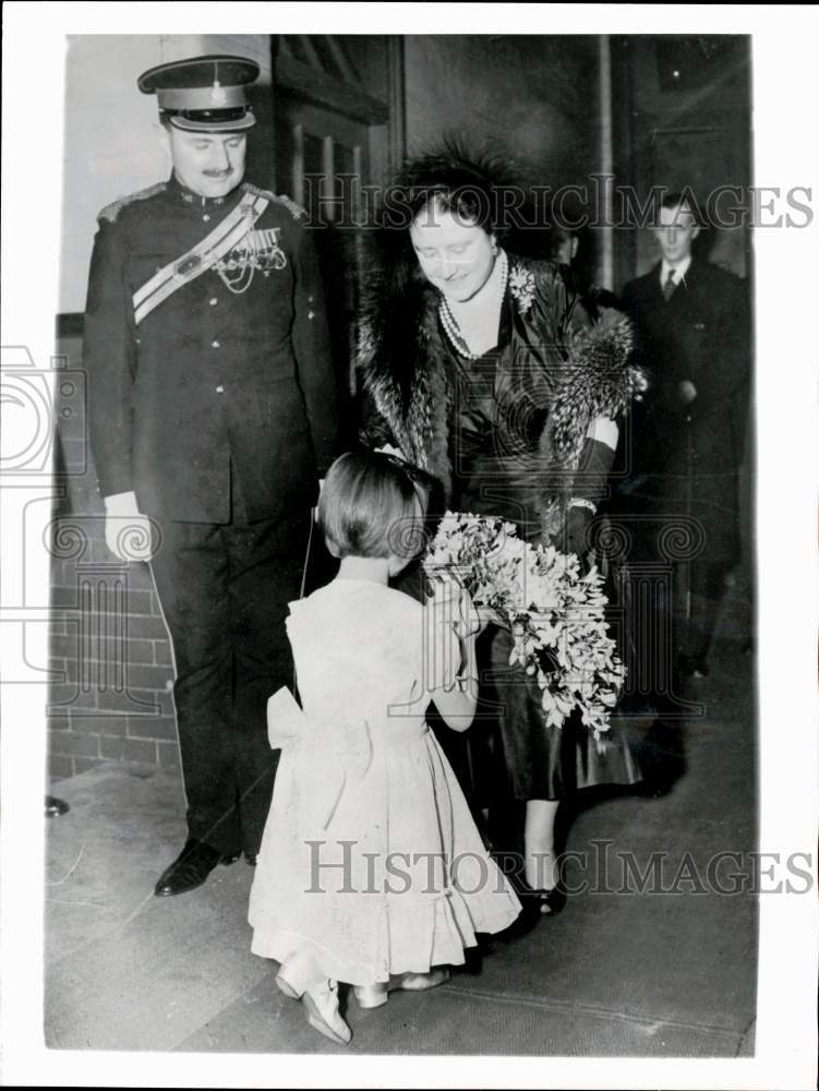 1953 Press Photo Queen Mother Elizabeth Presented with Flowers at Yeomanry House
