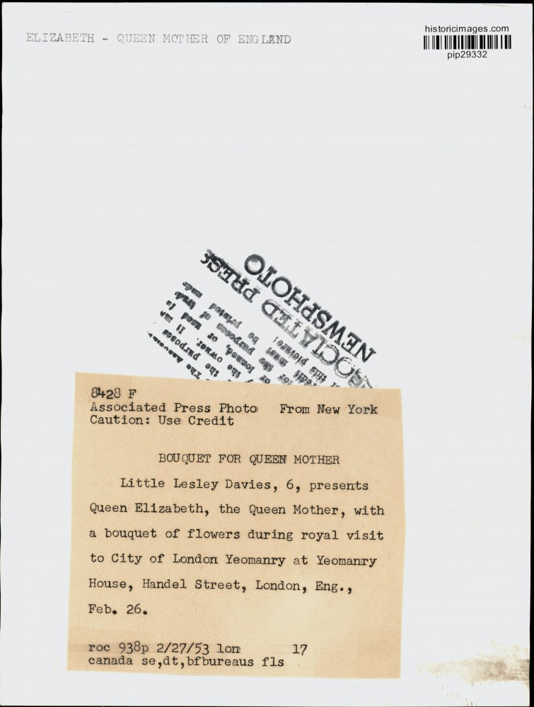 1953 Press Photo Queen Mother Elizabeth Presented with Flowers at Yeomanry House