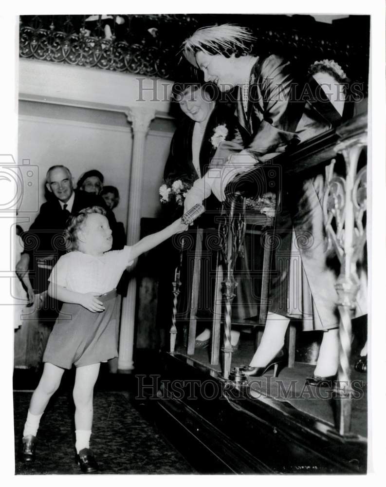 1955 Press Photo Dominic McGowan Meets Queen Mother Elizabeth in London- Historic Images