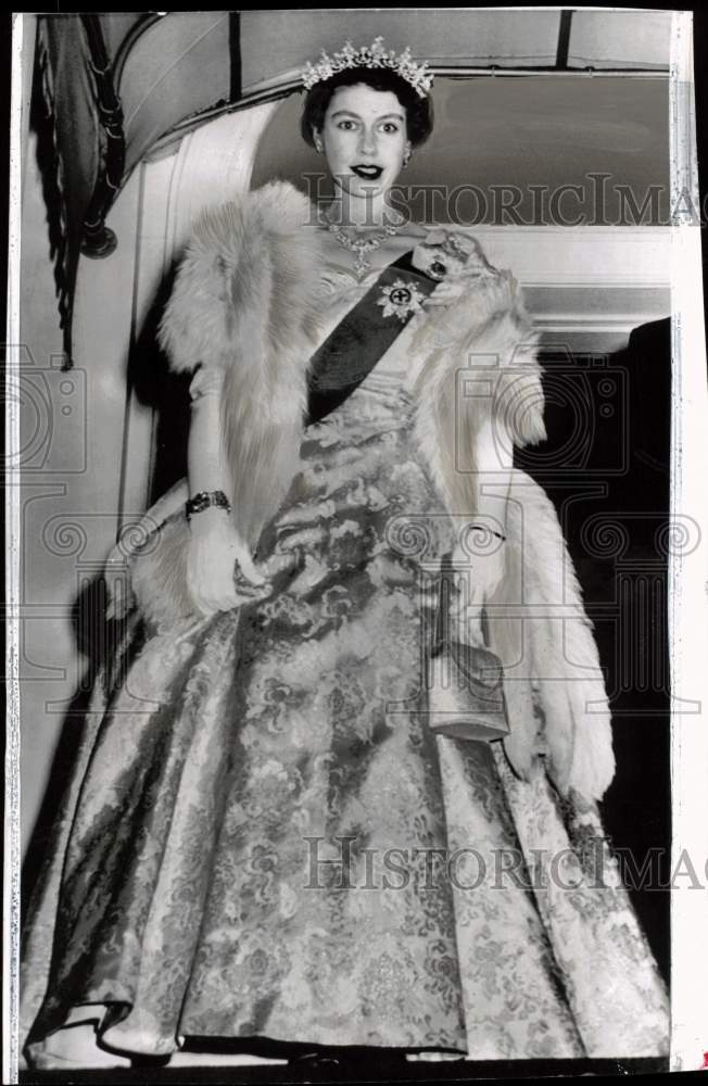 Load image into Gallery viewer, 1951 Press Photo Princess Elizabeth leaves Blair House in Washington, D.C.
