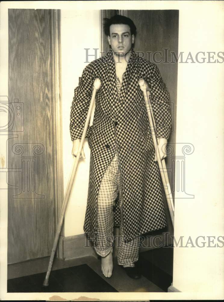 1936 Press Photo Injured Notre Dame football player Bill Shakespeare - pis00073- Historic Images