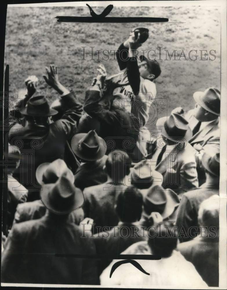 1949 Press Photo New York Yankees baseball player Tommy Henrich makes a catch- Historic Images