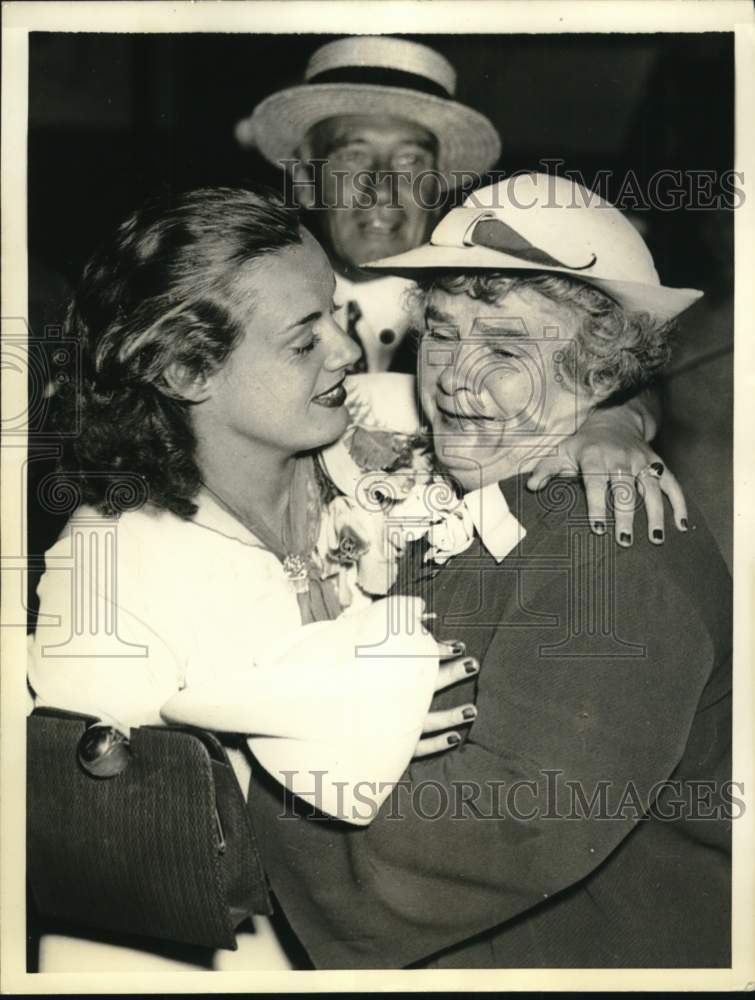 1936 Press Photo Olympic swimmer Eleanor Holm Jarrett and mother Charlotte- Historic Images