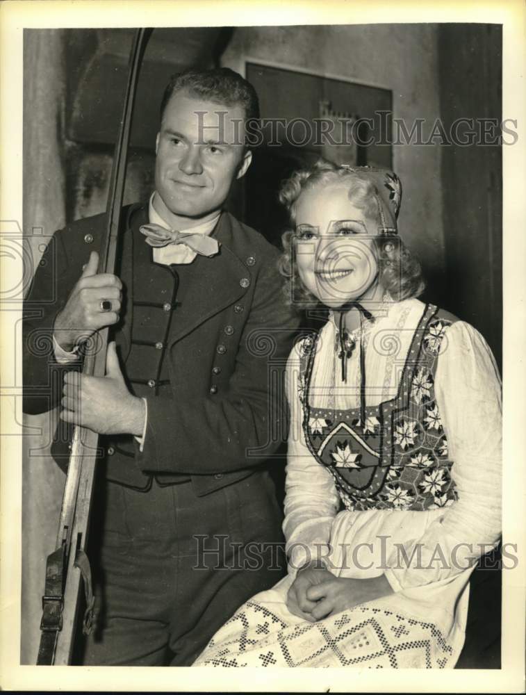 1937 Press Photo Tennis player Gene Mako and skater Sonja Henie in film scene- Historic Images