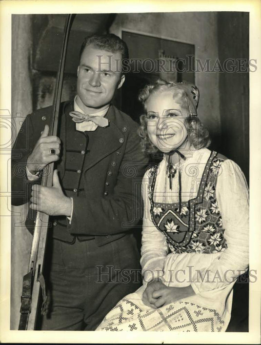 1937 Press Photo Tennis player Gene Mako and skater Sonja Henie in film scene- Historic Images