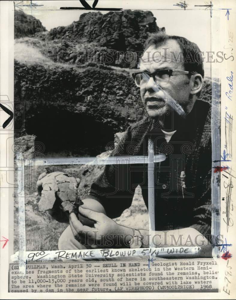 1968 Press Photo Geologist Roald Fryxell near Pullman, Washington - pis00288- Historic Images