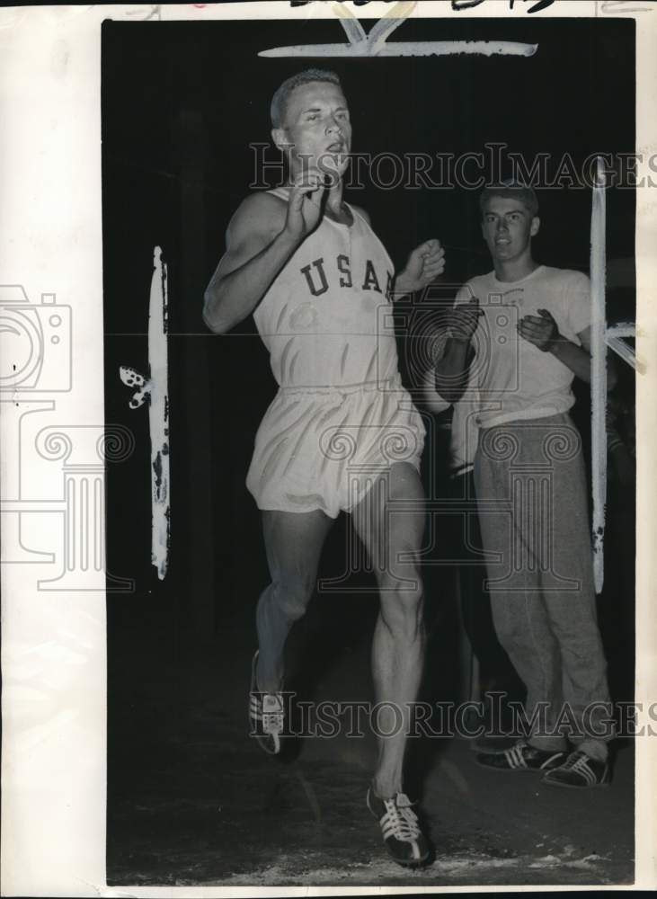 1959 Press Photo Track athlete Bill Dellinger wins a Northwest AAU 3-mile race- Historic Images