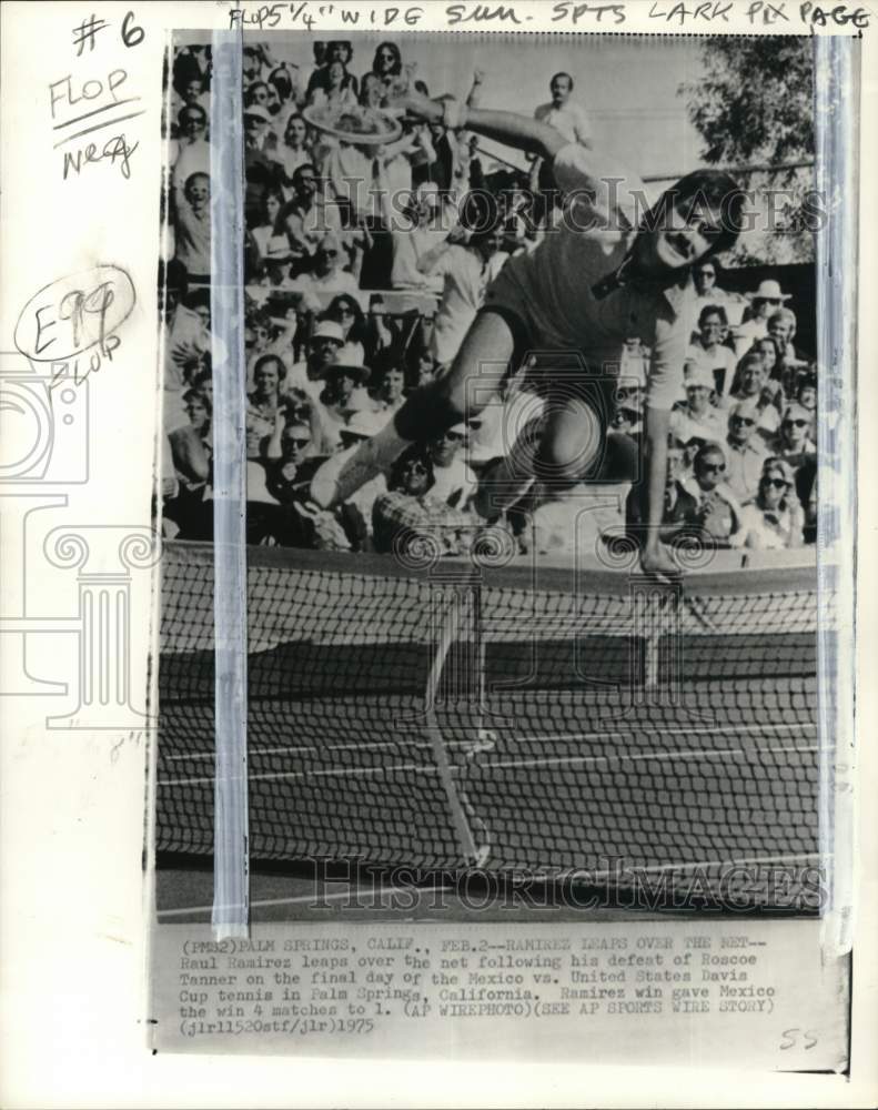 1975 Press Photo Tennis player Raul Ramirez of Mexico plays a Davis Cup match- Historic Images