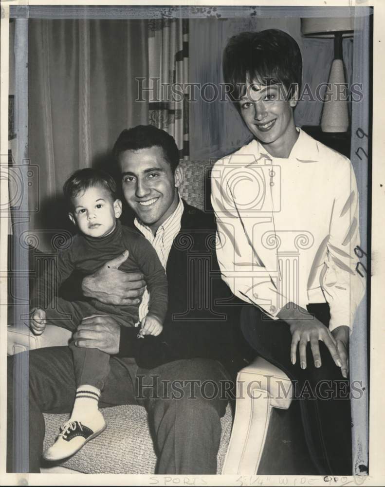 1967 Press Photo Baseball player Rico Petrocelli, wife Elsie and son Mike- Historic Images