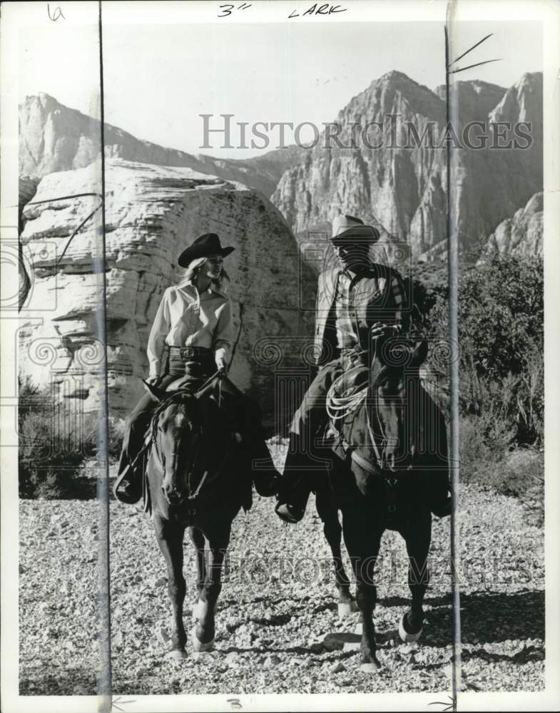 1976 Press Photo Horseback riders near Las Vegas, Nevada - pis00650- Historic Images