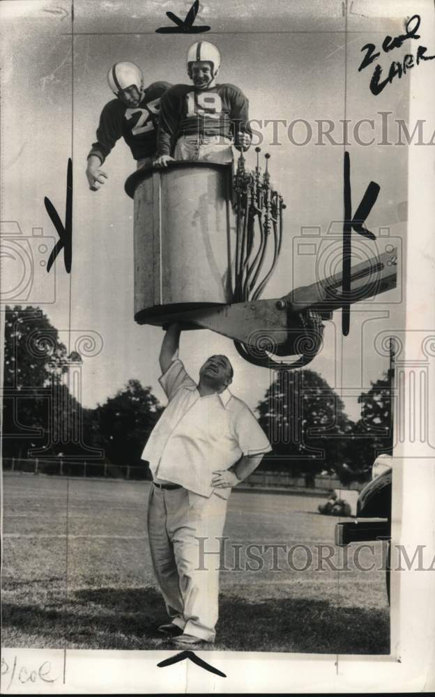 1951 Press Photo Yale coach Herman Hickman with Ed Senay and Jerry Conway- Historic Images
