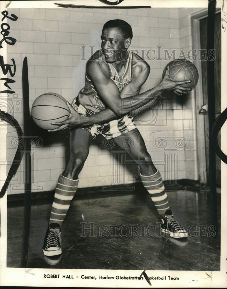 1862 Press Photo Harlem Globetrotters basketball player Bob Hall - pis00744- Historic Images