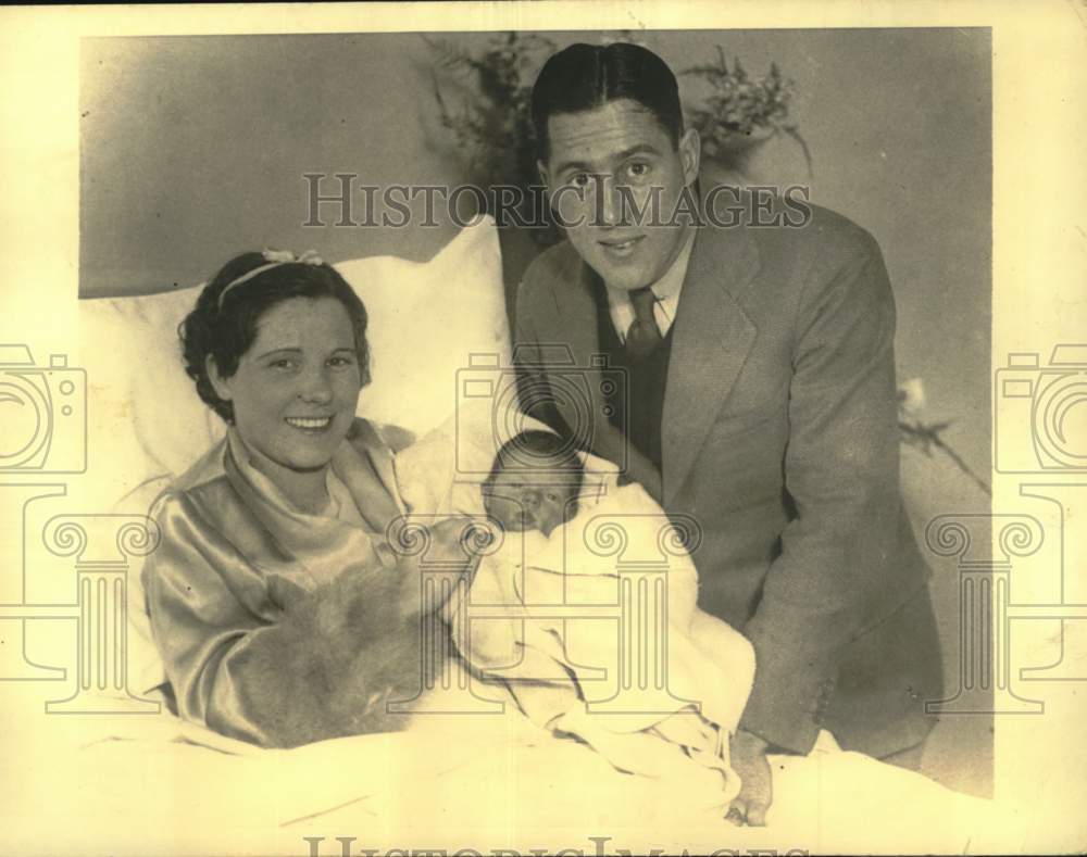 1933 Press Photo Football And Basketball Star Albie Booth And His Two Marion's- Historic Images