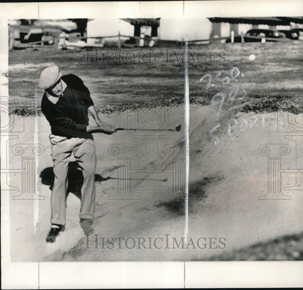 1952 Press Photo Golfer Ed Furgol Blasting Out Of Sand At Los Angeles Open- Historic Images