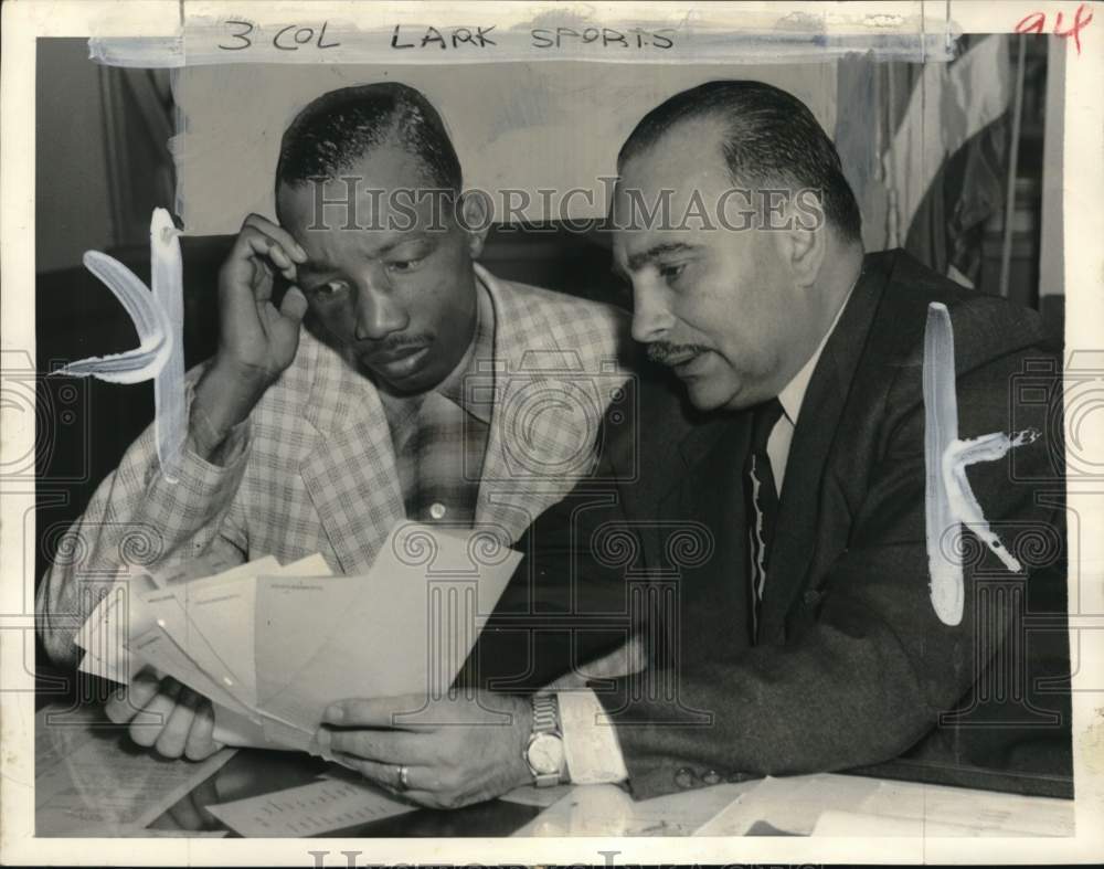 1954 Press Photo Boxer Sandy Saddler And Traffic Summons Board&#39;s Saul Allen- Historic Images