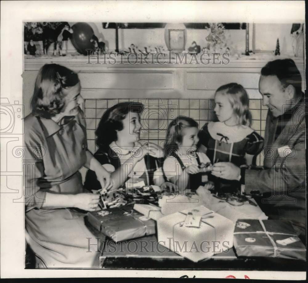 1950 Press Photo Retired Boxer Jimmy McLarnin With Family At Home In Canada- Historic Images