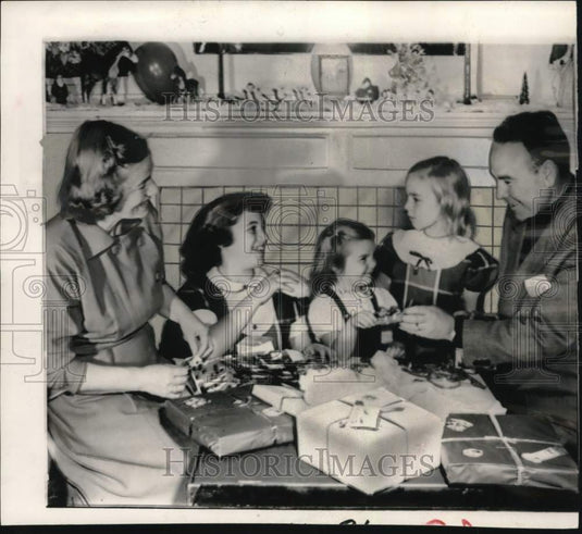 1950 Press Photo Retired Boxer Jimmy McLarnin With Family At Home In Canada- Historic Images