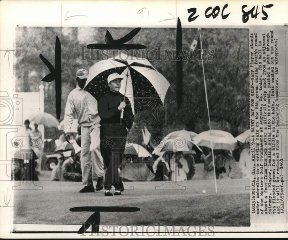 1961 Press Photo Golfer Gary Player Under Umbrella At Masters In Augusta Georgia- Historic Images