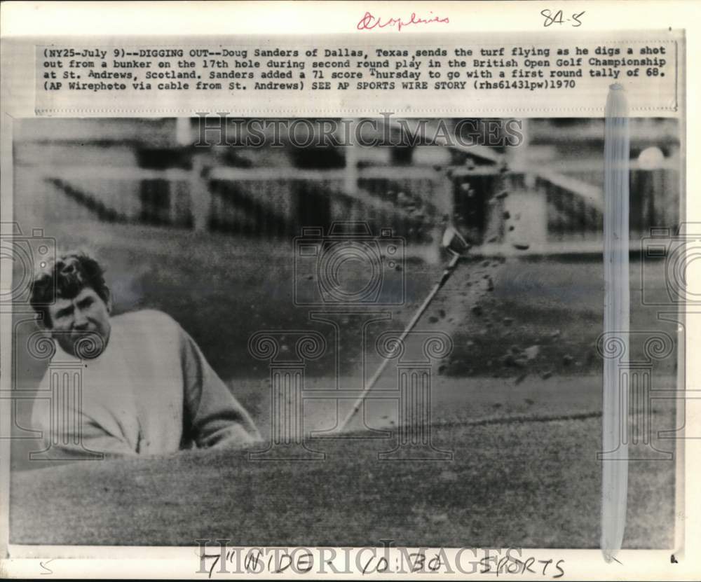 1970 Press Photo Golfer Doug Sanders Hits Chip Shot At British Open In Scotland- Historic Images