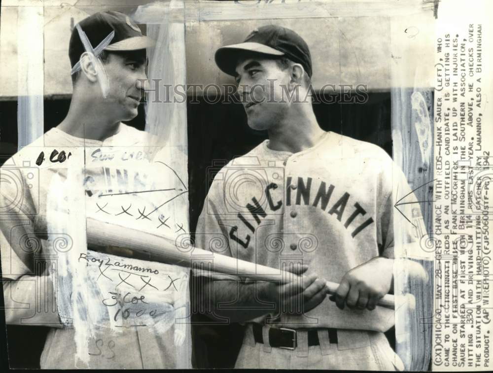 1942 Press Photo Cincinnati Reds Baseball Players Hank Sauer And Ray Lamanno- Historic Images
